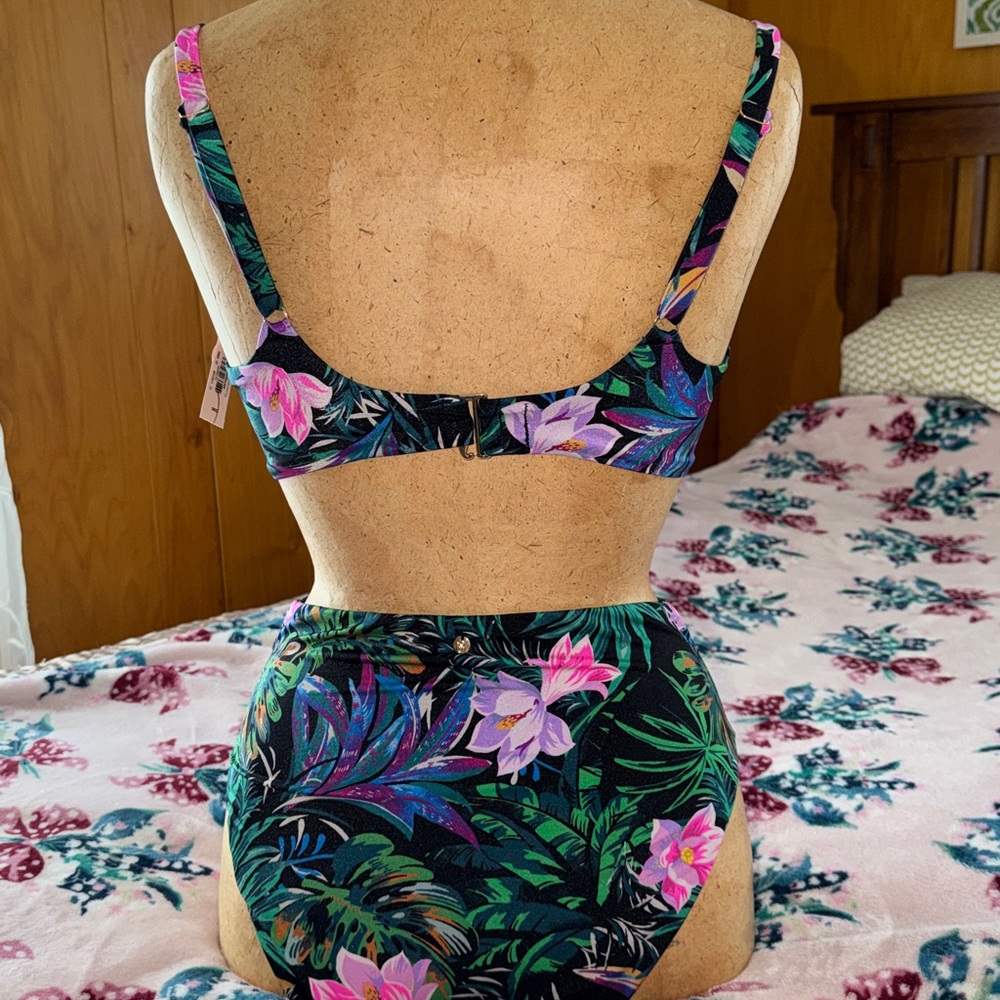 Victoria's Secret Swim
Mix & Match Twist Push-Up Bikini & Bottom - Picture 2 of 6